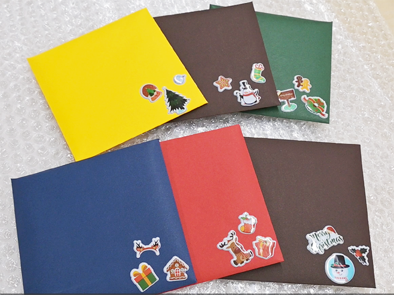 「クリスマスプレゼント梱包」のボランティアに参加しました。